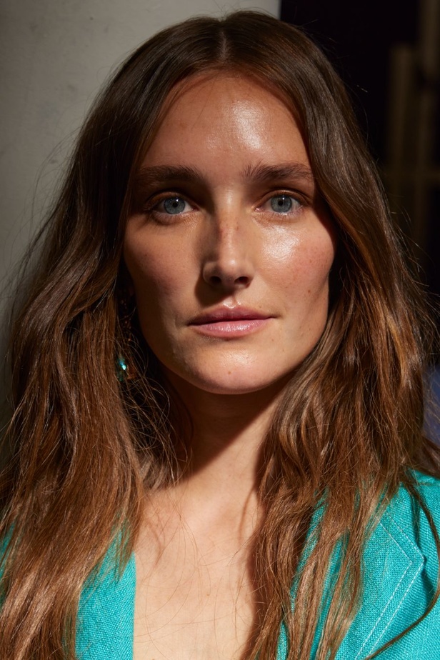 مجموعة إيلي صعب لربيع وصيف 2024... تصاميم مشرقة للنهار تتحوّل إلى بريق مبهج ليلًا تحت ضوء القمر 