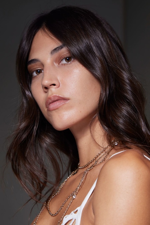 مجموعة إيلي صعب لربيع وصيف 2024... تصاميم مشرقة للنهار تتحوّل إلى بريق مبهج ليلًا تحت ضوء القمر 