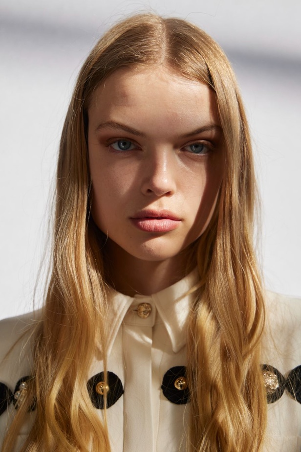 مجموعة إيلي صعب لربيع وصيف 2024... تصاميم مشرقة للنهار تتحوّل إلى بريق مبهج ليلًا تحت ضوء القمر 