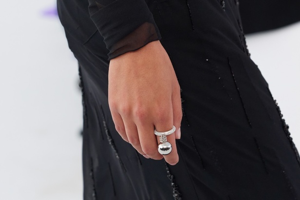 الورود تزيّن عرض دار جيفنشي لربيع 2024 وملهمة الدار الأيقونية حاضرة حتى اليوم