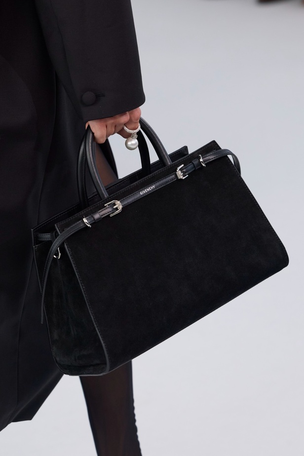 الورود تزيّن عرض دار جيفنشي لربيع 2024 وملهمة الدار الأيقونية حاضرة حتى اليوم