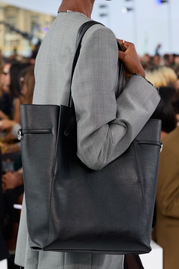 الورود تزيّن عرض دار جيفنشي لربيع 2024 وملهمة الدار الأيقونية حاضرة حتى اليوم