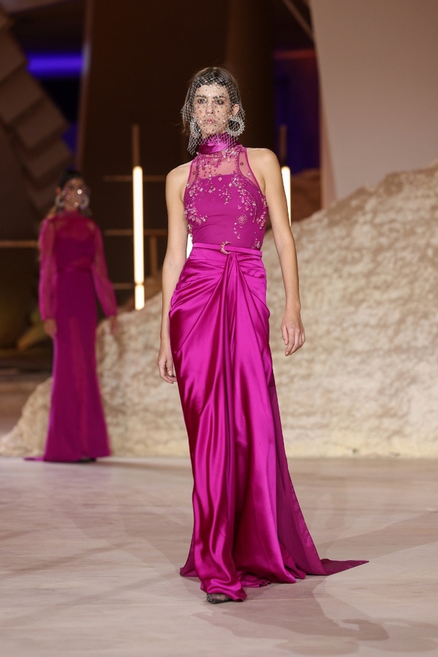 رحلة مذهلة نحو الفضاء في عرض Honayda ضمن أسبوع الموضة في الرياض