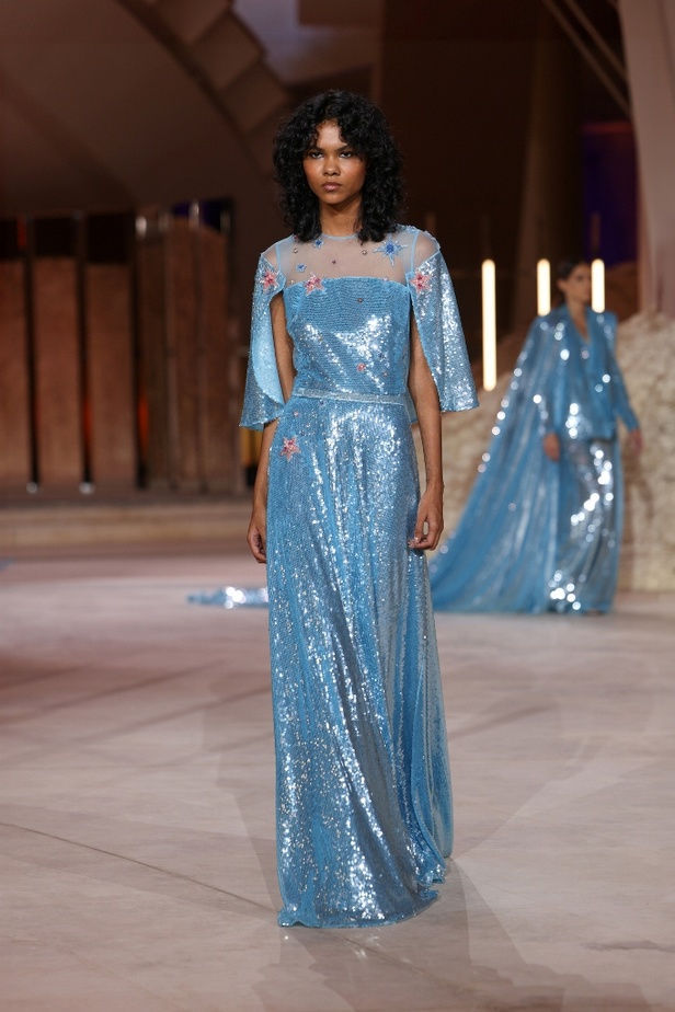 رحلة مذهلة نحو الفضاء في عرض Honayda ضمن أسبوع الموضة في الرياض