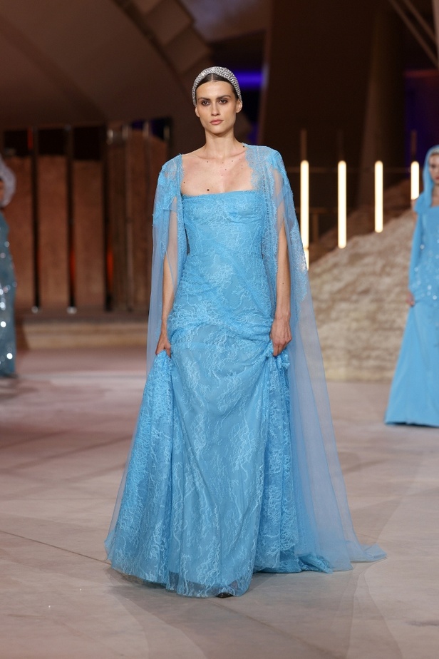 رحلة مذهلة نحو الفضاء في عرض Honayda ضمن أسبوع الموضة في الرياض