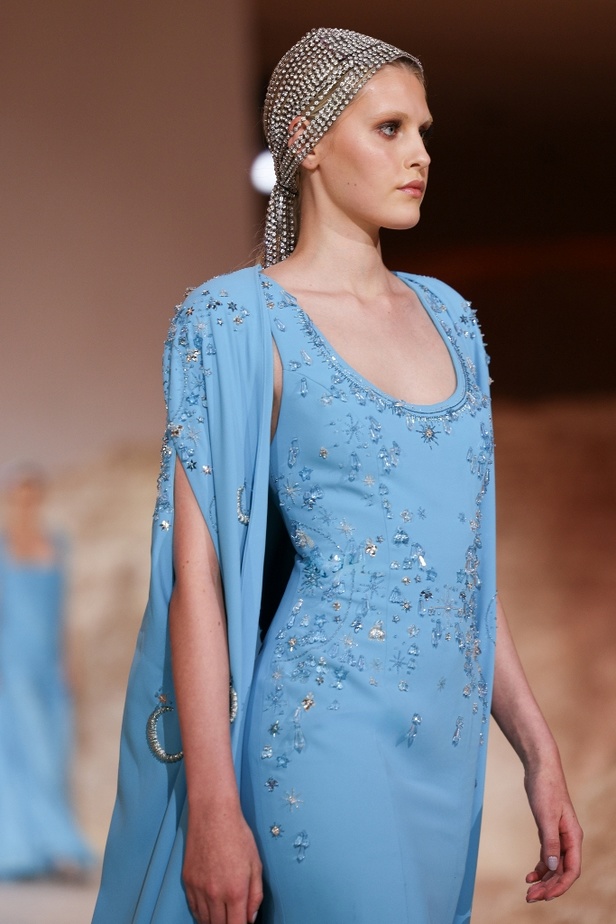 رحلة مذهلة نحو الفضاء في عرض Honayda ضمن أسبوع الموضة في الرياض