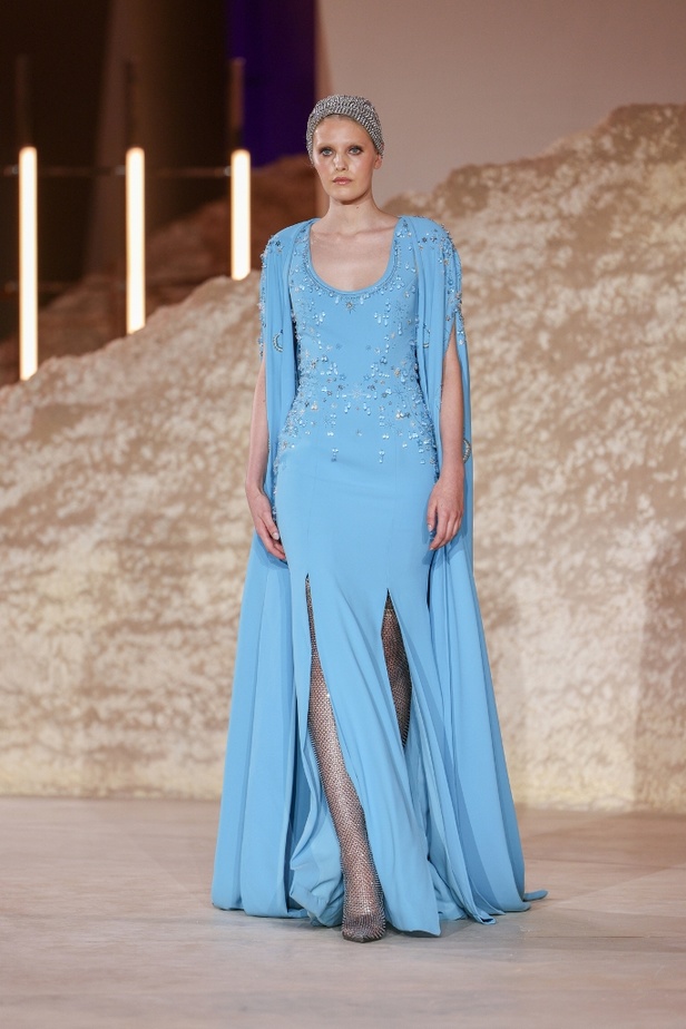 رحلة مذهلة نحو الفضاء في عرض Honayda ضمن أسبوع الموضة في الرياض