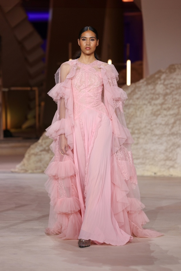 رحلة مذهلة نحو الفضاء في عرض Honayda ضمن أسبوع الموضة في الرياض