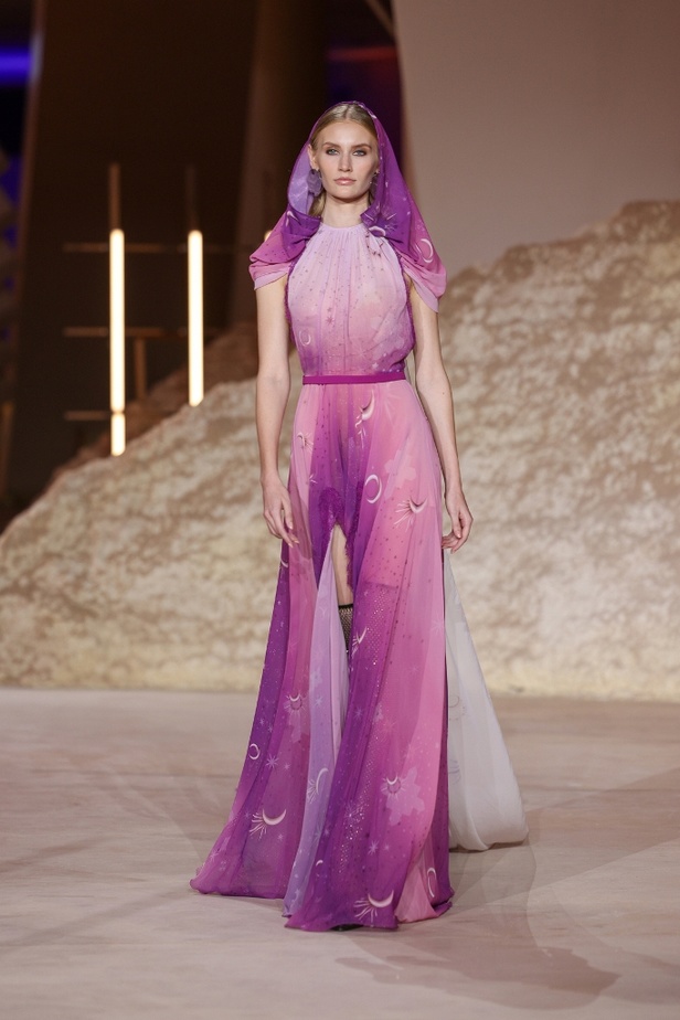 رحلة مذهلة نحو الفضاء في عرض Honayda ضمن أسبوع الموضة في الرياض