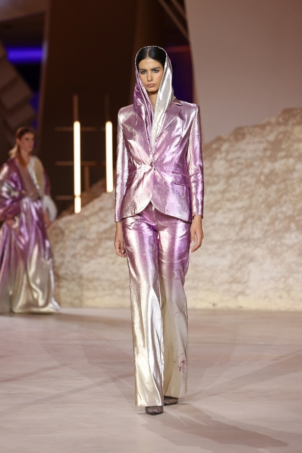 رحلة مذهلة نحو الفضاء في عرض Honayda ضمن أسبوع الموضة في الرياض