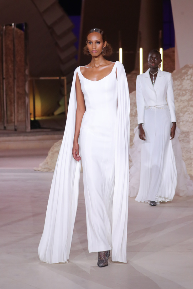 رحلة مذهلة نحو الفضاء في عرض Honayda ضمن أسبوع الموضة في الرياض