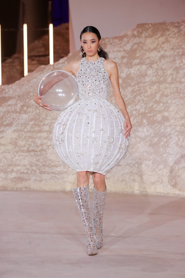 رحلة مذهلة نحو الفضاء في عرض Honayda ضمن أسبوع الموضة في الرياض