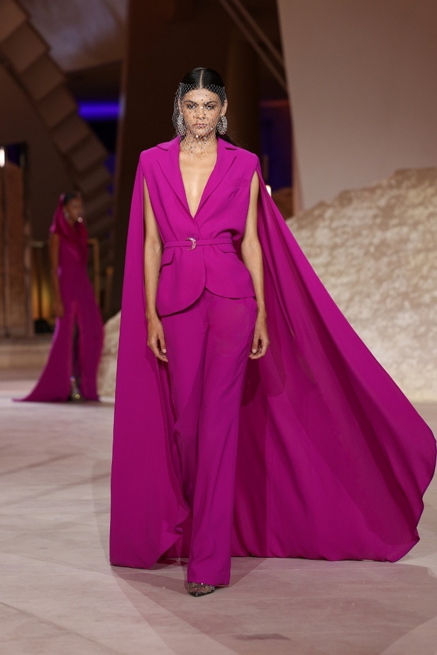 رحلة مذهلة نحو الفضاء في عرض Honayda ضمن أسبوع الموضة في الرياض