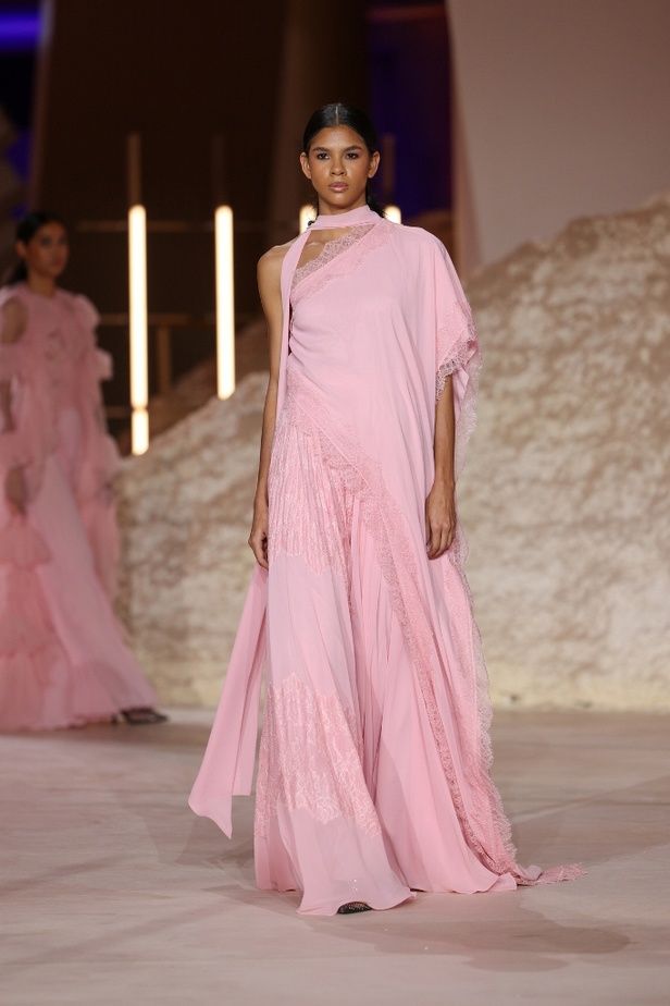 رحلة مذهلة نحو الفضاء في عرض Honayda ضمن أسبوع الموضة في الرياض