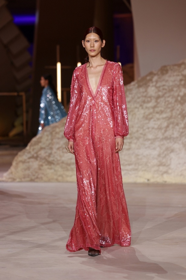 رحلة مذهلة نحو الفضاء في عرض Honayda ضمن أسبوع الموضة في الرياض