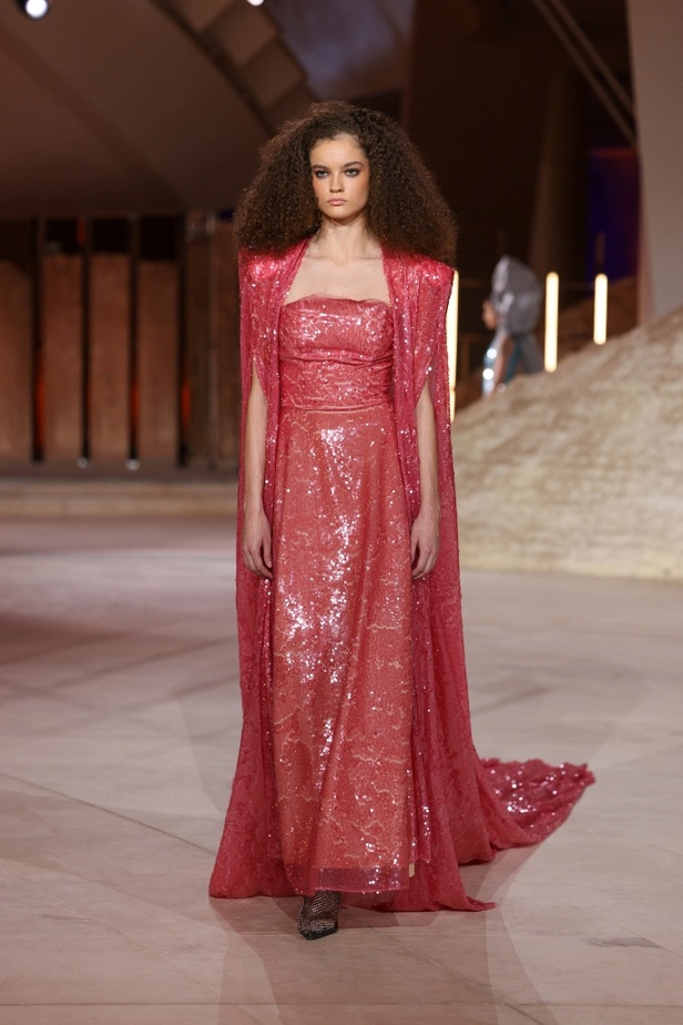 رحلة مذهلة نحو الفضاء في عرض Honayda ضمن أسبوع الموضة في الرياض