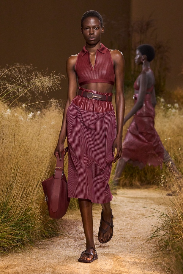 درجات الأحمر تسيطر على مجموعة Hermès لربيع 2024... تصاميم أنيقة وجذابة وأفضل تعبير للرفاهية الهادئة