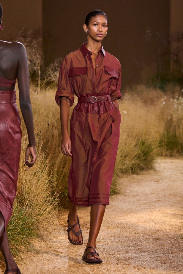 درجات الأحمر تسيطر على مجموعة Hermès لربيع 2024... تصاميم أنيقة وجذابة وأفضل تعبير للرفاهية الهادئة