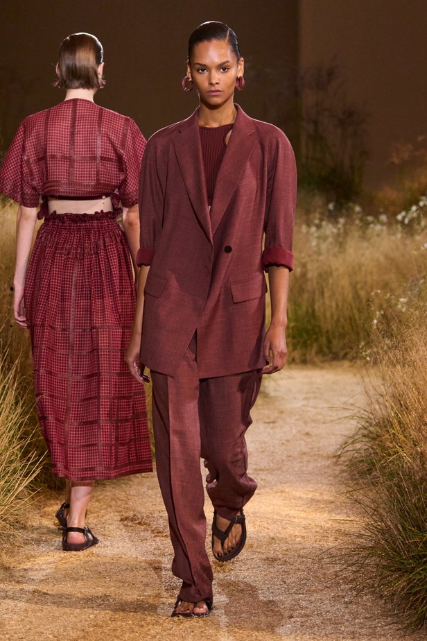 درجات الأحمر تسيطر على مجموعة Hermès لربيع 2024... تصاميم أنيقة وجذابة وأفضل تعبير للرفاهية الهادئة
