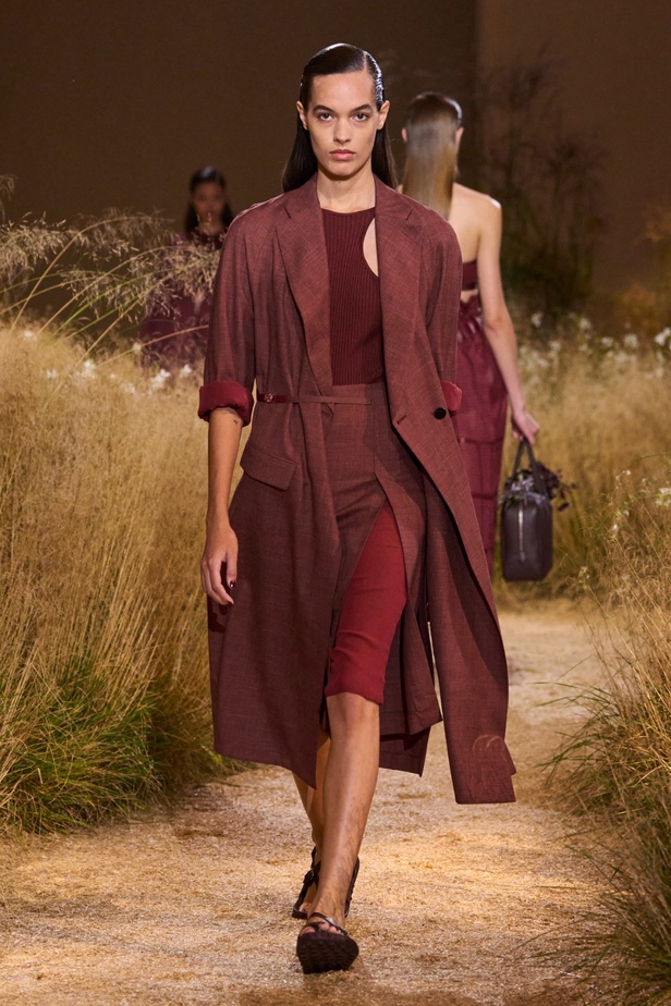 درجات الأحمر تسيطر على مجموعة Hermès لربيع 2024... تصاميم أنيقة وجذابة وأفضل تعبير للرفاهية الهادئة