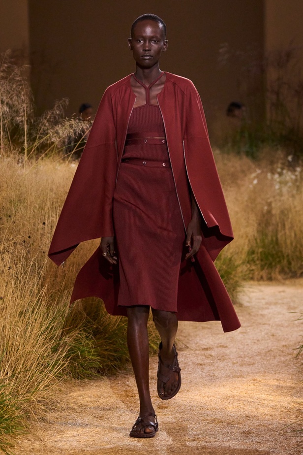 درجات الأحمر تسيطر على مجموعة Hermès لربيع 2024... تصاميم أنيقة وجذابة وأفضل تعبير للرفاهية الهادئة