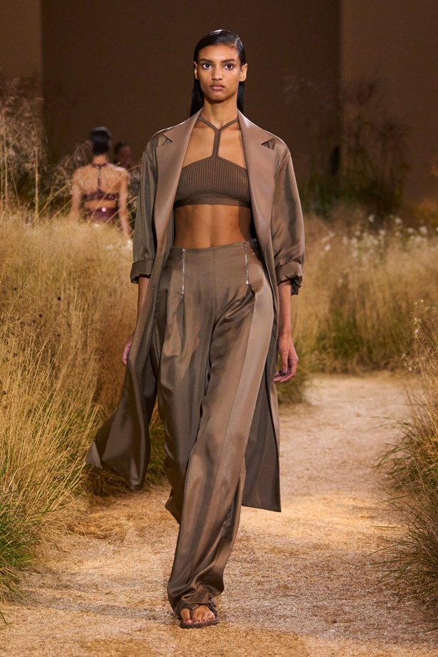 درجات الأحمر تسيطر على مجموعة Hermès لربيع 2024... تصاميم أنيقة وجذابة وأفضل تعبير للرفاهية الهادئة