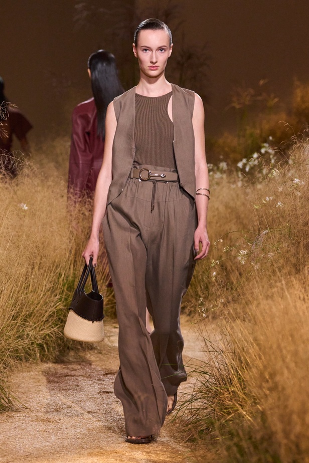 درجات الأحمر تسيطر على مجموعة Hermès لربيع 2024... تصاميم أنيقة وجذابة وأفضل تعبير للرفاهية الهادئة