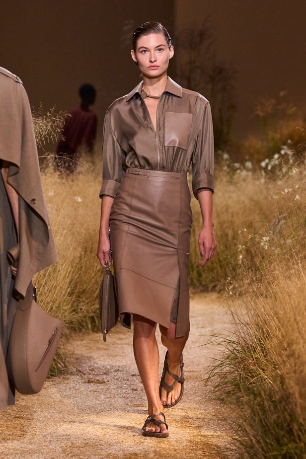 درجات الأحمر تسيطر على مجموعة Hermès لربيع 2024... تصاميم أنيقة وجذابة وأفضل تعبير للرفاهية الهادئة