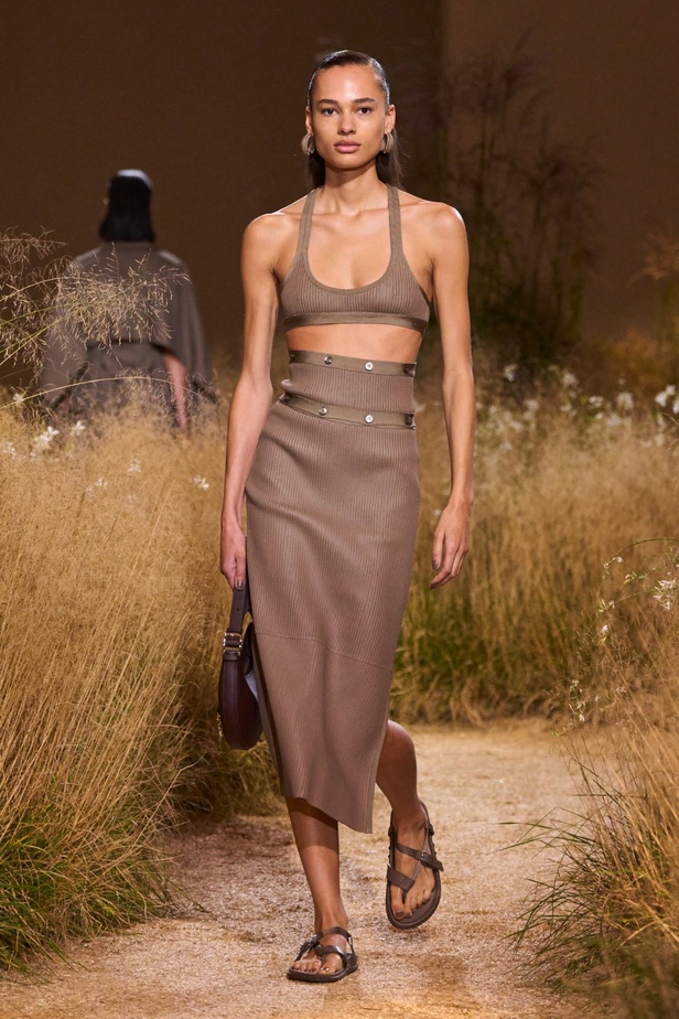 درجات الأحمر تسيطر على مجموعة Hermès لربيع 2024... تصاميم أنيقة وجذابة وأفضل تعبير للرفاهية الهادئة