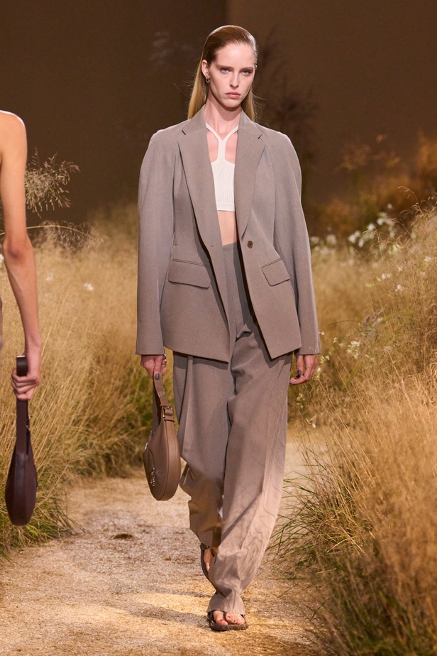 درجات الأحمر تسيطر على مجموعة Hermès لربيع 2024... تصاميم أنيقة وجذابة وأفضل تعبير للرفاهية الهادئة