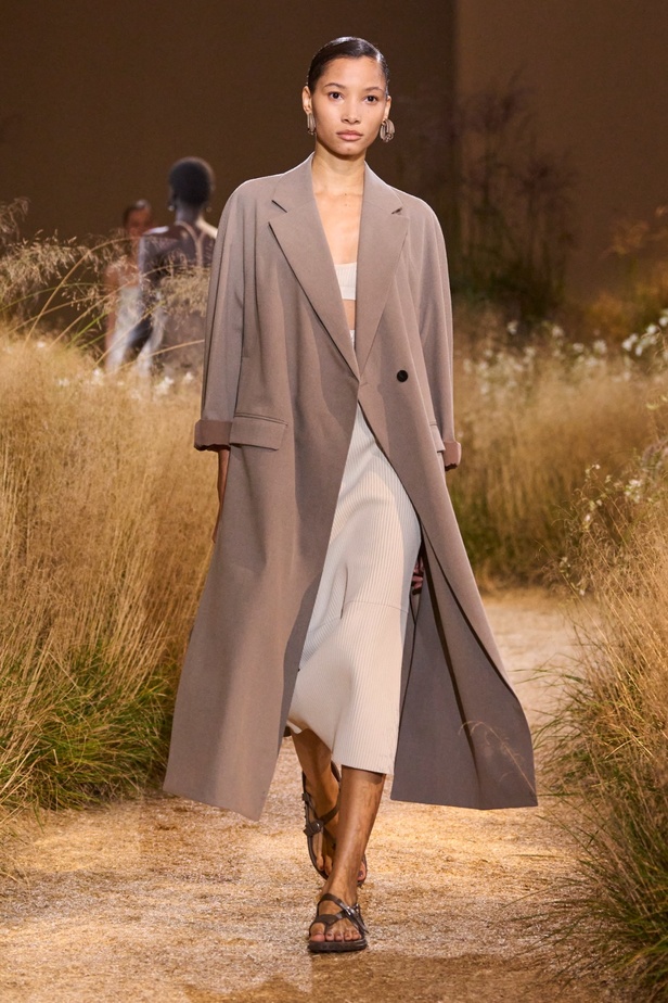 درجات الأحمر تسيطر على مجموعة Hermès لربيع 2024... تصاميم أنيقة وجذابة وأفضل تعبير للرفاهية الهادئة