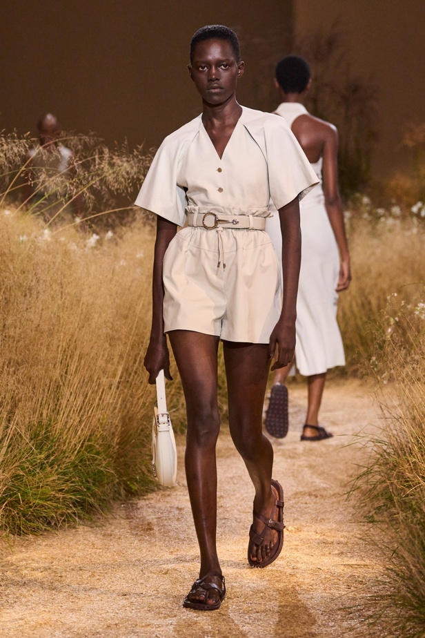 درجات الأحمر تسيطر على مجموعة Hermès لربيع 2024... تصاميم أنيقة وجذابة وأفضل تعبير للرفاهية الهادئة