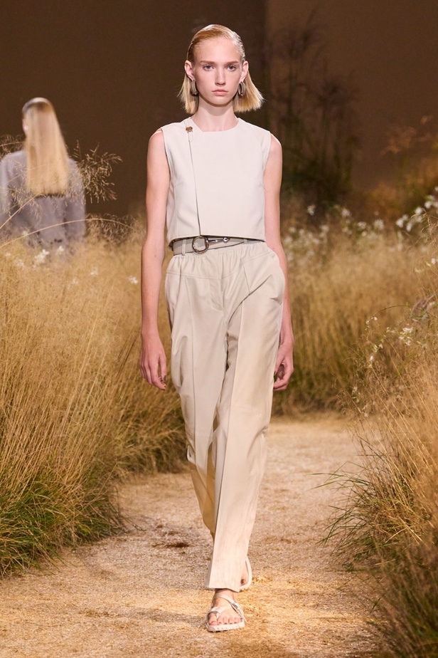 درجات الأحمر تسيطر على مجموعة Hermès لربيع 2024... تصاميم أنيقة وجذابة وأفضل تعبير للرفاهية الهادئة