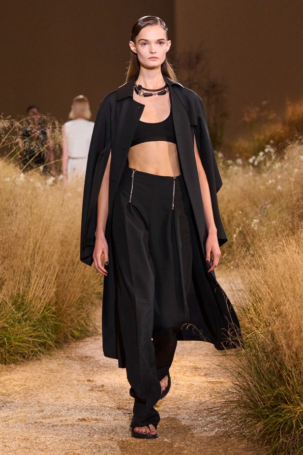 درجات الأحمر تسيطر على مجموعة Hermès لربيع 2024... تصاميم أنيقة وجذابة وأفضل تعبير للرفاهية الهادئة