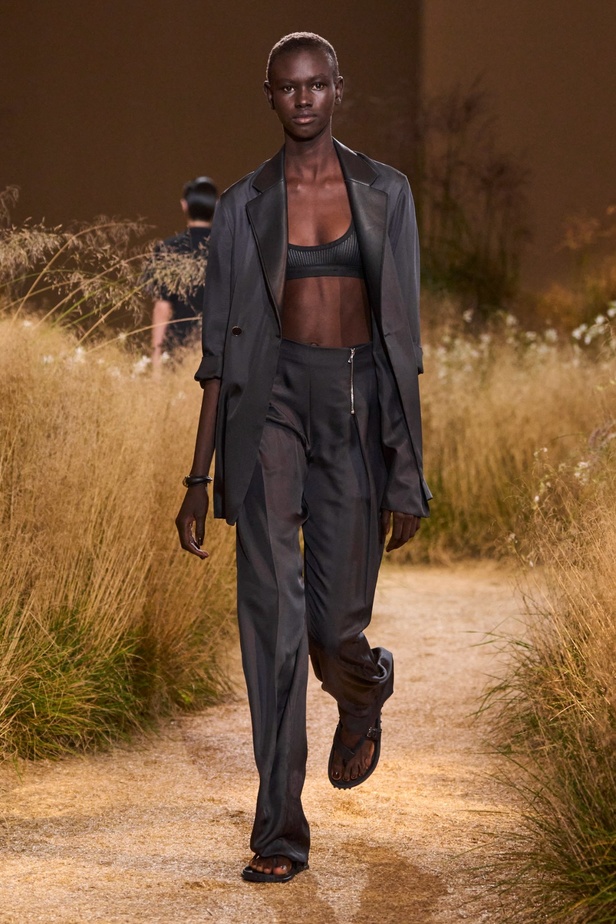 درجات الأحمر تسيطر على مجموعة Hermès لربيع 2024... تصاميم أنيقة وجذابة وأفضل تعبير للرفاهية الهادئة