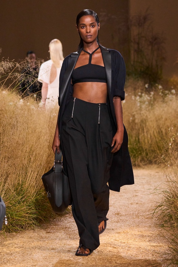 درجات الأحمر تسيطر على مجموعة Hermès لربيع 2024... تصاميم أنيقة وجذابة وأفضل تعبير للرفاهية الهادئة