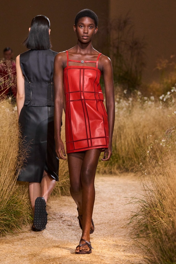درجات الأحمر تسيطر على مجموعة Hermès لربيع 2024... تصاميم أنيقة وجذابة وأفضل تعبير للرفاهية الهادئة