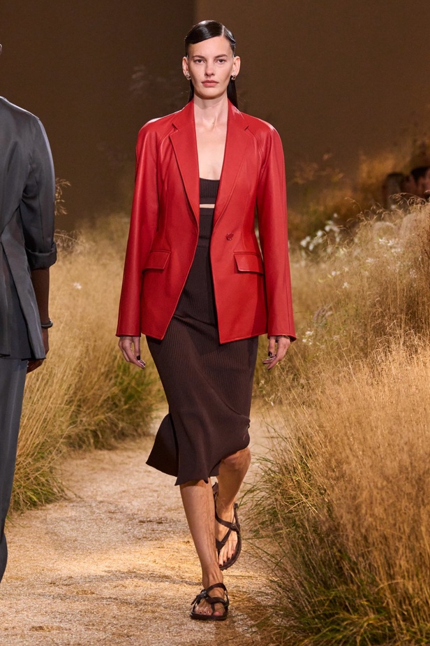 درجات الأحمر تسيطر على مجموعة Hermès لربيع 2024... تصاميم أنيقة وجذابة وأفضل تعبير للرفاهية الهادئة