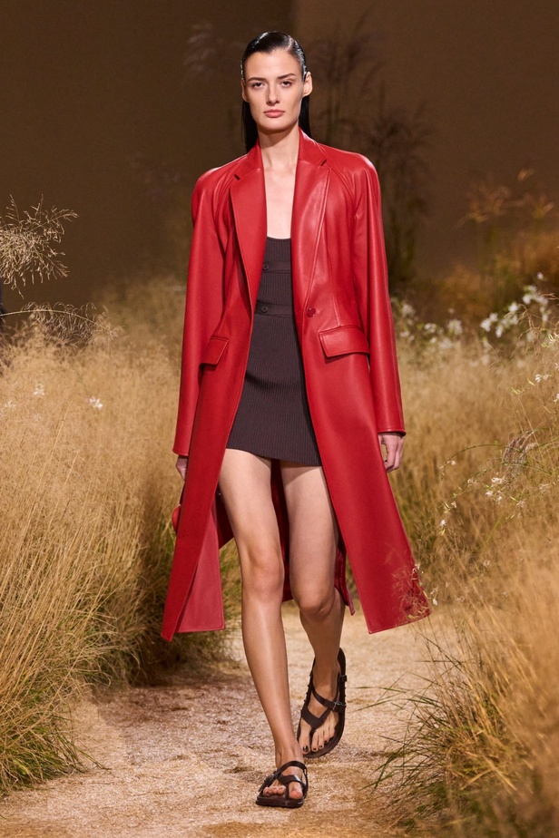 درجات الأحمر تسيطر على مجموعة Hermès لربيع 2024... تصاميم أنيقة وجذابة وأفضل تعبير للرفاهية الهادئة
