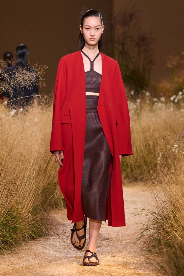 درجات الأحمر تسيطر على مجموعة Hermès لربيع 2024... تصاميم أنيقة وجذابة وأفضل تعبير للرفاهية الهادئة