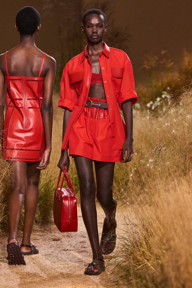 درجات الأحمر تسيطر على مجموعة Hermès لربيع 2024... تصاميم أنيقة وجذابة وأفضل تعبير للرفاهية الهادئة