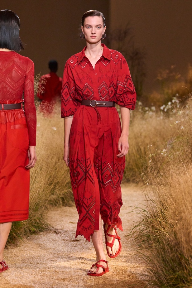 درجات الأحمر تسيطر على مجموعة Hermès لربيع 2024... تصاميم أنيقة وجذابة وأفضل تعبير للرفاهية الهادئة