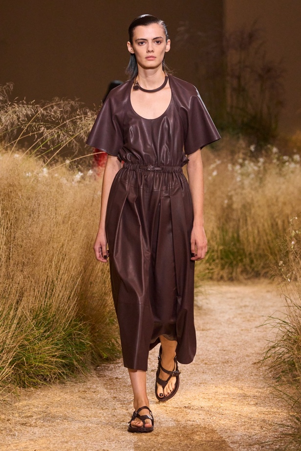 درجات الأحمر تسيطر على مجموعة Hermès لربيع 2024... تصاميم أنيقة وجذابة وأفضل تعبير للرفاهية الهادئة