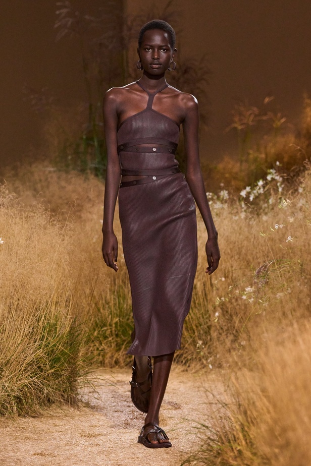 درجات الأحمر تسيطر على مجموعة Hermès لربيع 2024... تصاميم أنيقة وجذابة وأفضل تعبير للرفاهية الهادئة