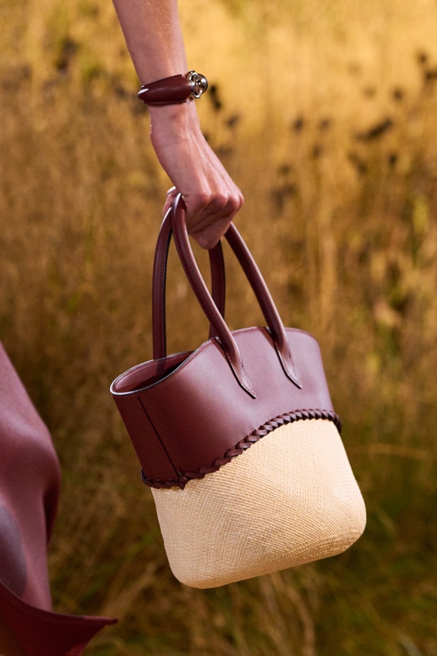 درجات الأحمر تسيطر على مجموعة Hermès لربيع 2024... تصاميم أنيقة وجذابة وأفضل تعبير للرفاهية الهادئة