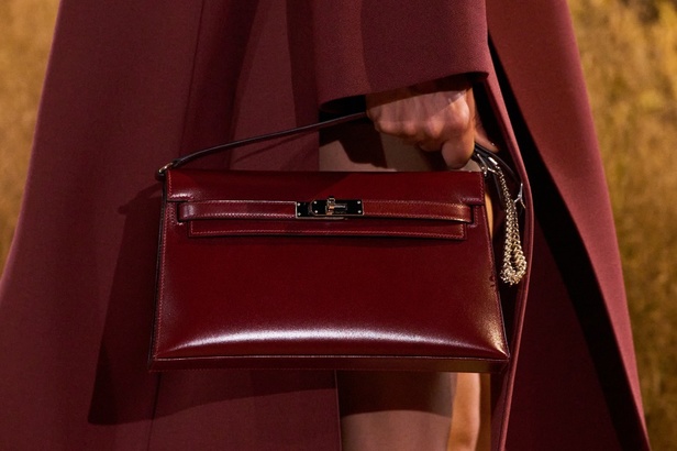 درجات الأحمر تسيطر على مجموعة Hermès لربيع 2024... تصاميم أنيقة وجذابة وأفضل تعبير للرفاهية الهادئة
