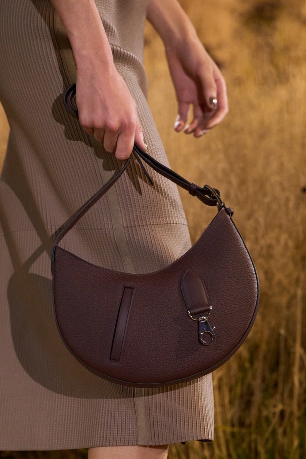 درجات الأحمر تسيطر على مجموعة Hermès لربيع 2024... تصاميم أنيقة وجذابة وأفضل تعبير للرفاهية الهادئة