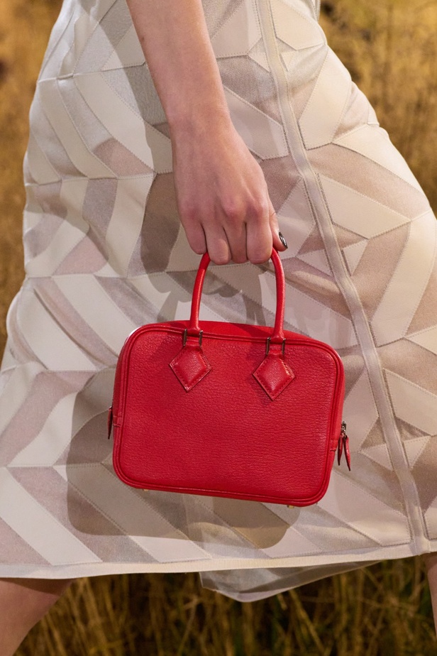 درجات الأحمر تسيطر على مجموعة Hermès لربيع 2024... تصاميم أنيقة وجذابة وأفضل تعبير للرفاهية الهادئة