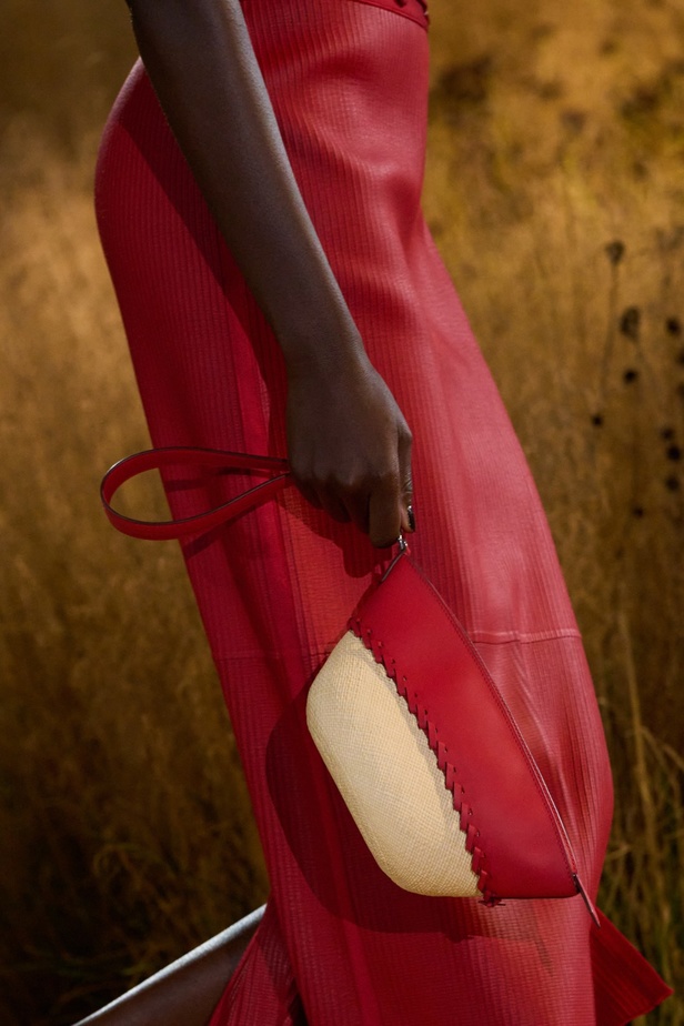 درجات الأحمر تسيطر على مجموعة Hermès لربيع 2024... تصاميم أنيقة وجذابة وأفضل تعبير للرفاهية الهادئة