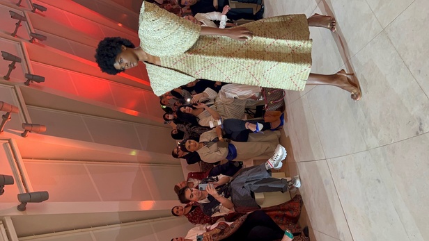 في أسبوع الرياض للموضة أشعلت علامة Kaf By Kaf شرارة الإبداع وأدخلت الاتجاه المفاهيمي للتقويم الأنيق